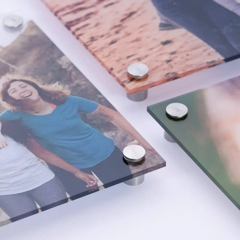Ecke eines Acrylglasbilds mit Abstandshalter aus Edelstahl, Nahaufnahme