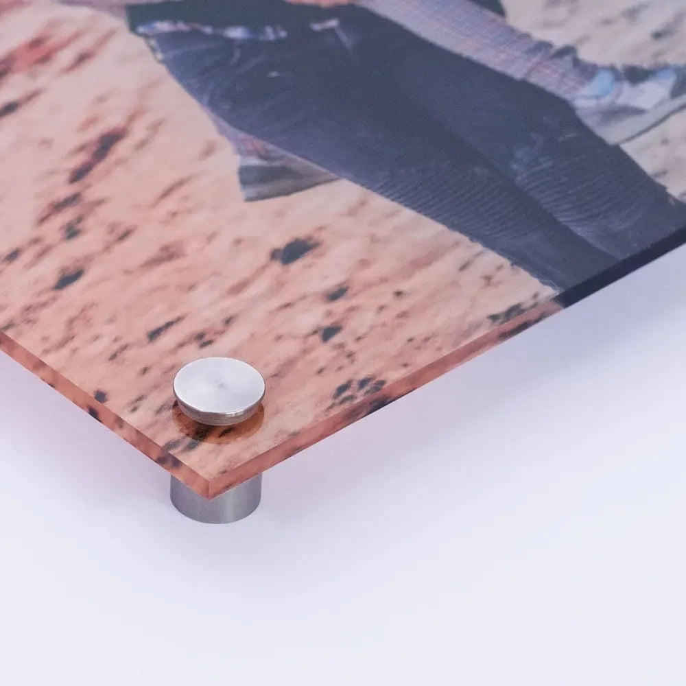 Nahaufnahme der bedruckten Oberfläche eines Acrylglasbilds an einer Ecke mit Befestigung