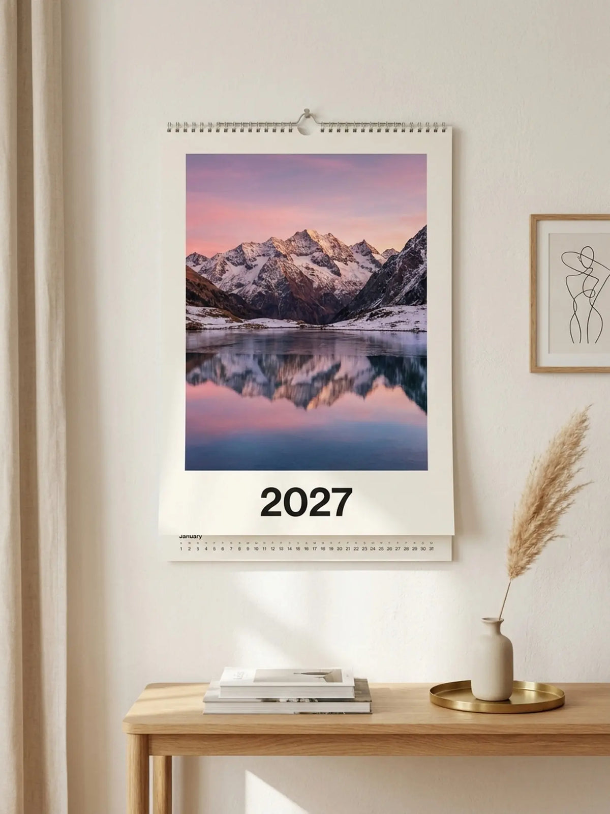 Calendario de pared colgado en un interior decorado sobre una consola de madera